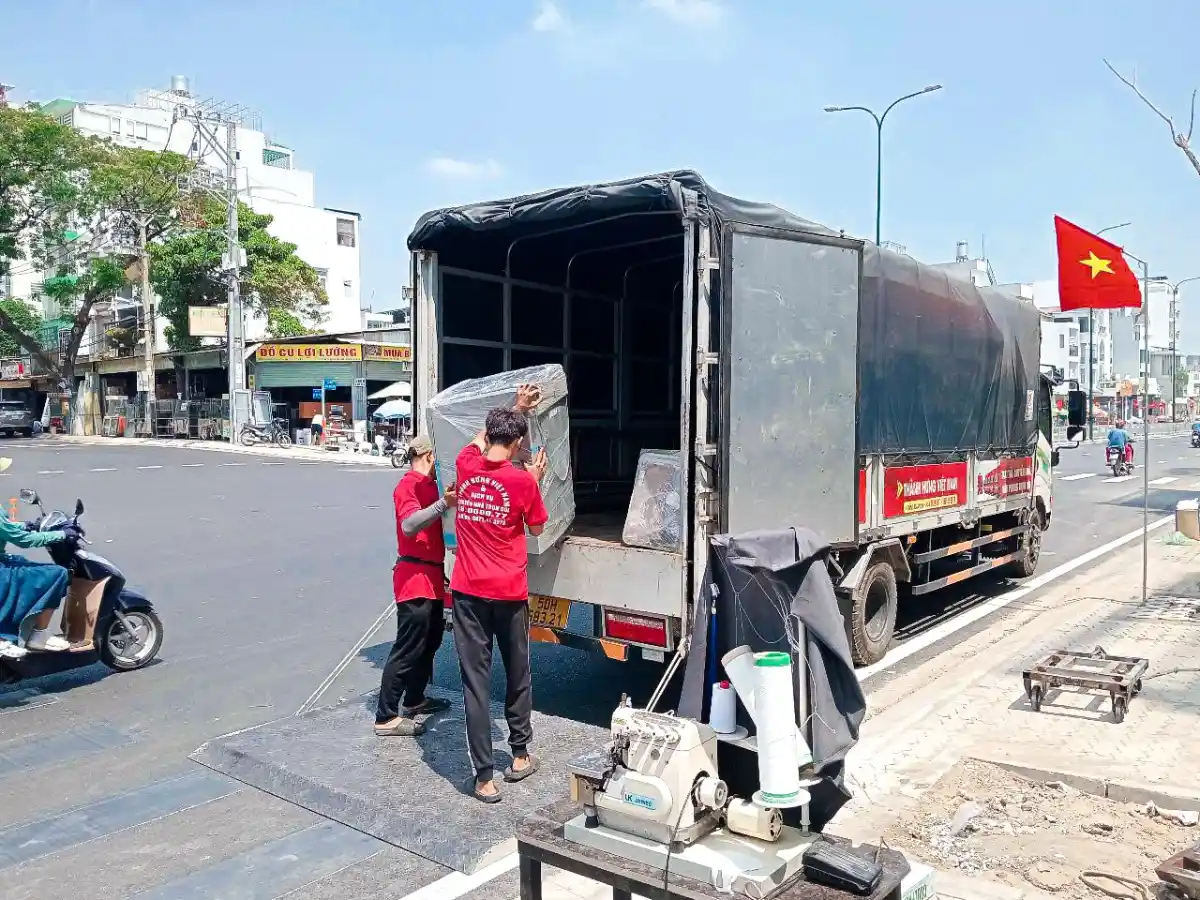 bốc xếp hàng hóa lên xe tải