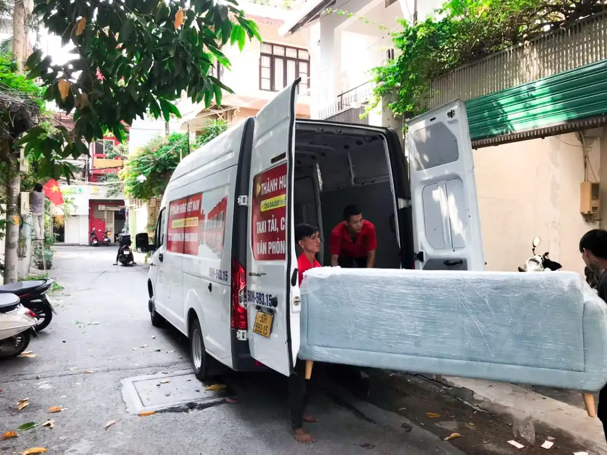 chuyển đồ đạc lên xe