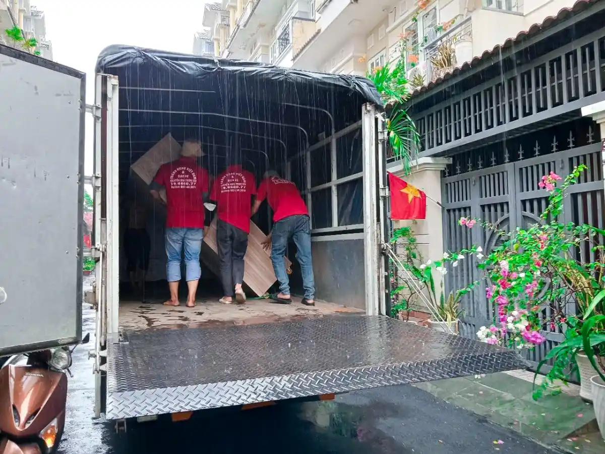 chuyển nội thất lên xe cẩn thận