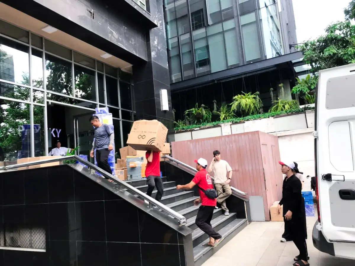 nhân viên khuân vác cẩn thận