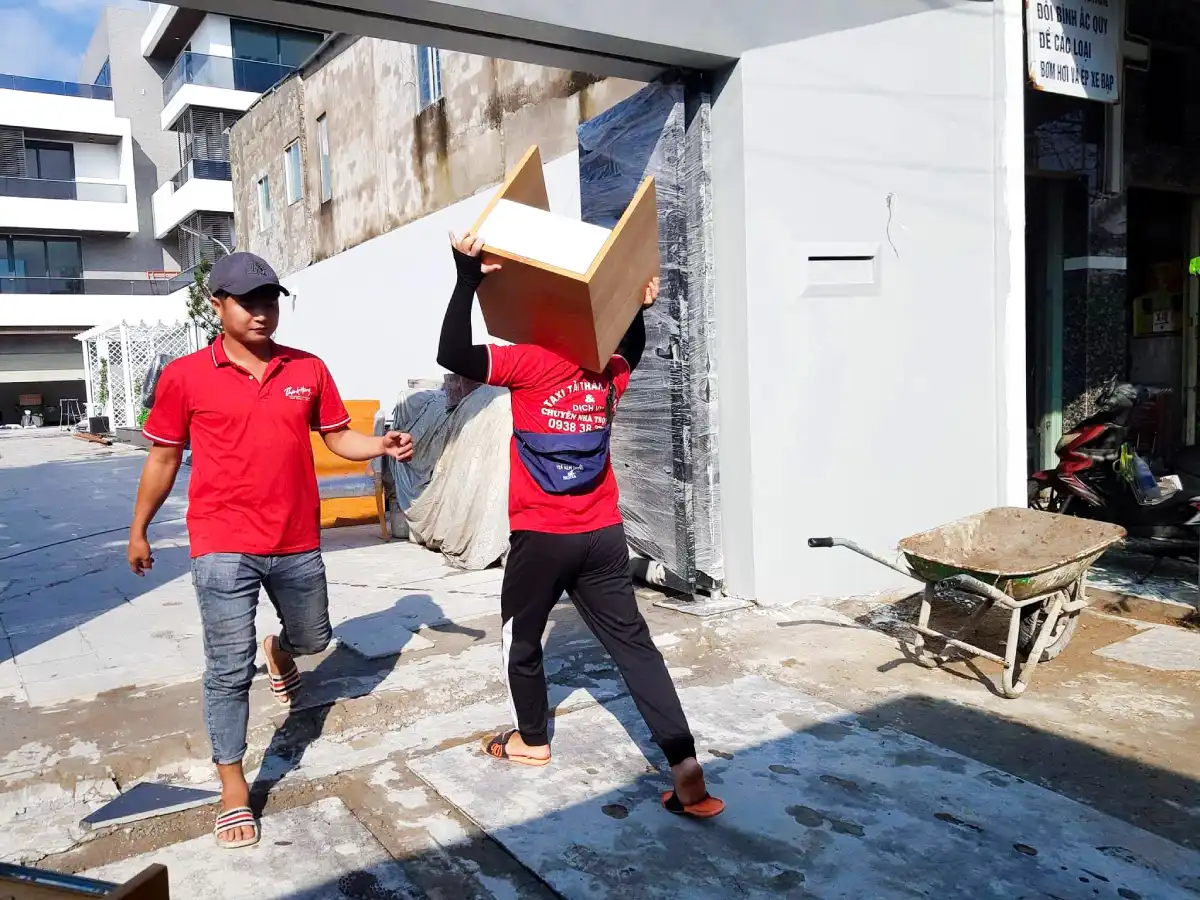 vận chuyển đồ đạc vào hẻm xa