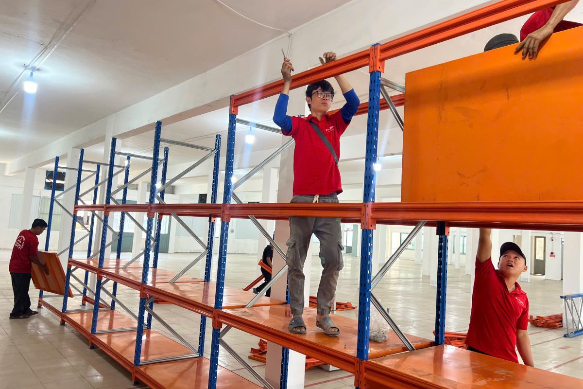 lắp đặt kệ sắt trong kho xưởng