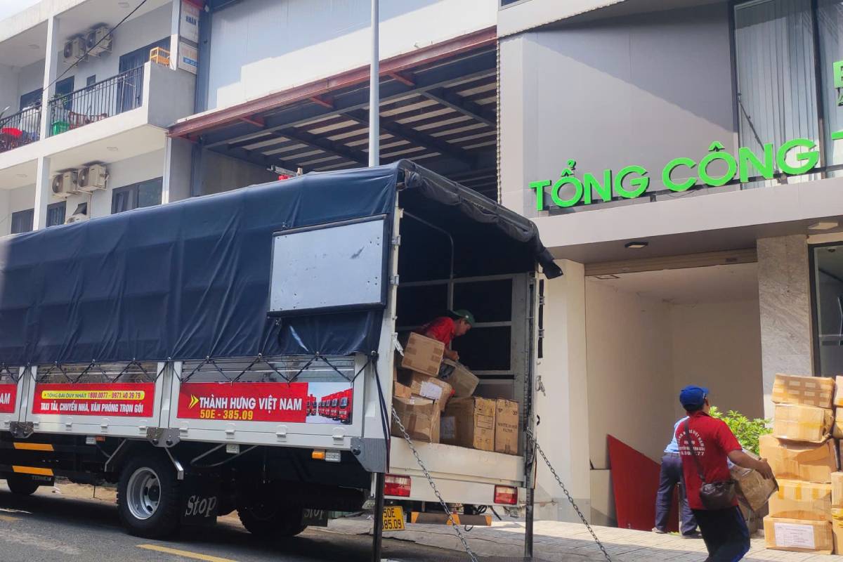 vận chuyển hàng hóa lên xe tải