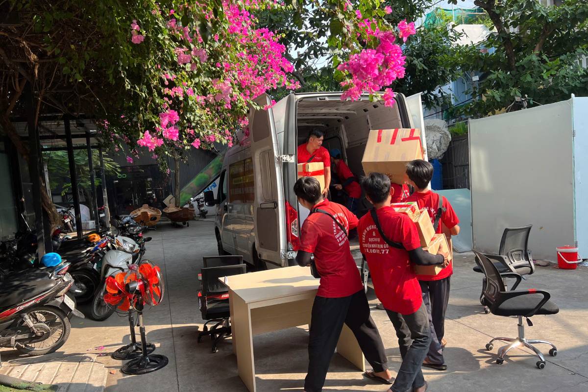 vận chuyển hàng hóa lên xe tải
