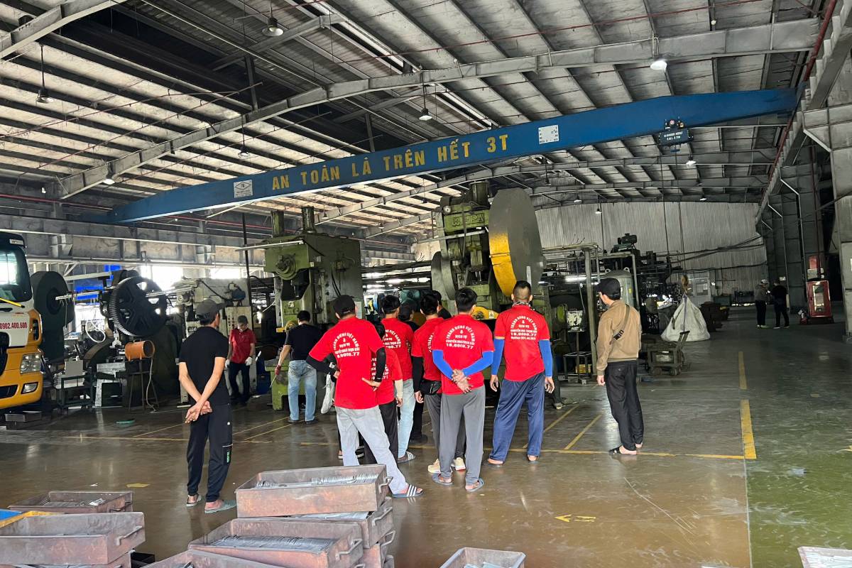 vận hành máy móc tại xưởng mới