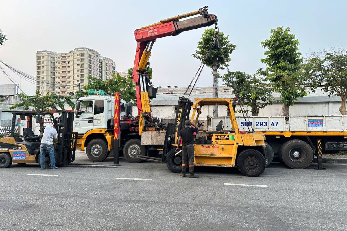 xe cẩu xe nâng hỗ trợ chuyển nhà xưởng
