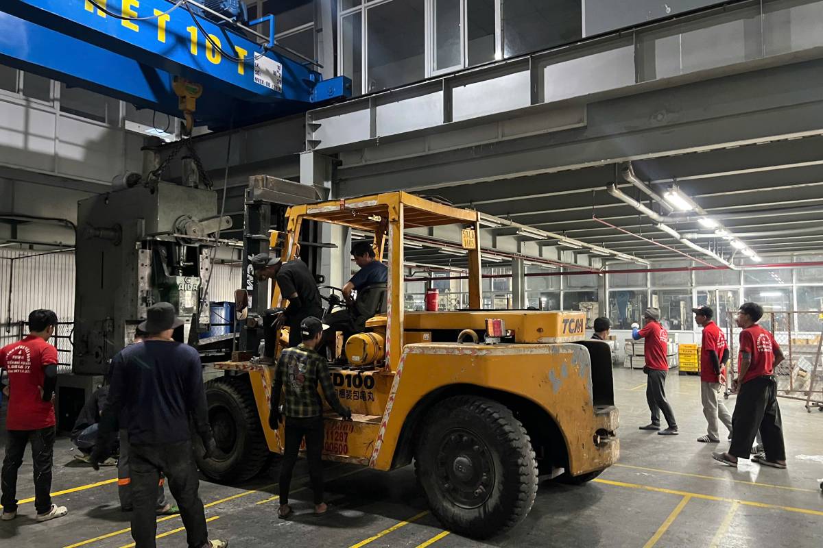 xe nâng hỗ trợ vận chuyển máy móc nhà xưởng