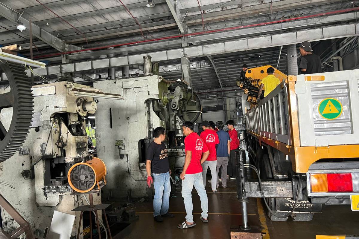 xe tải vận chuyển máy móc công nghiệp
