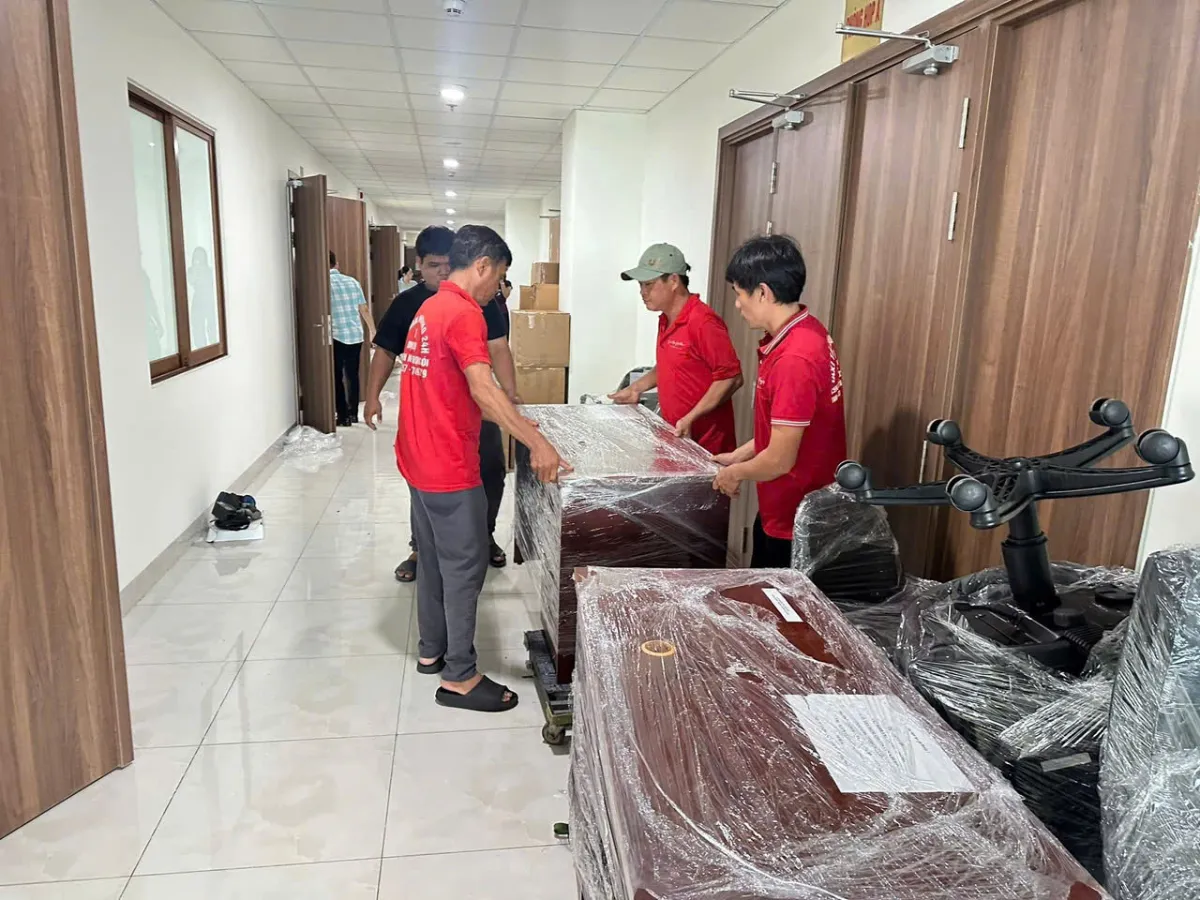 bọc màng PE bảo vệ bàn gỗ