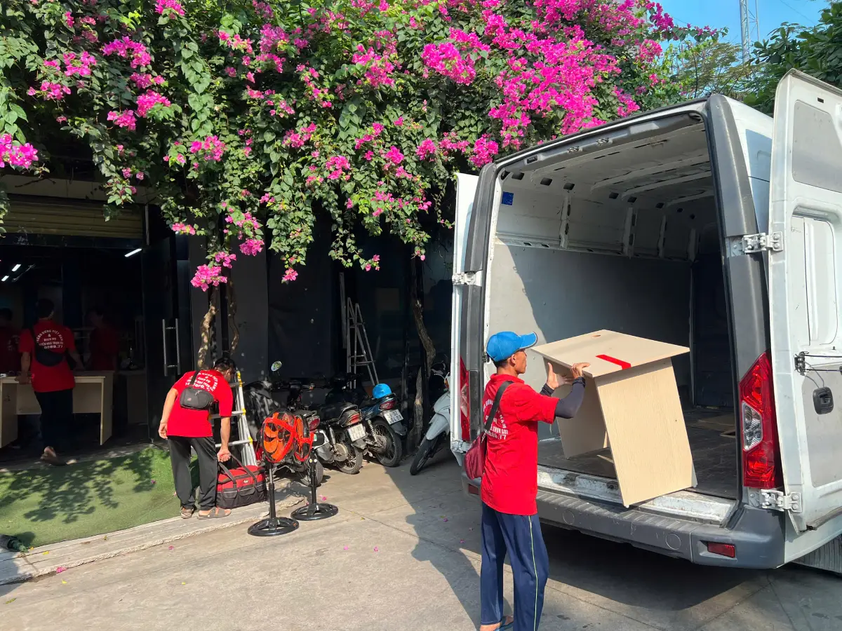 bốc xếp đồ đạc lên xe cẩn thận