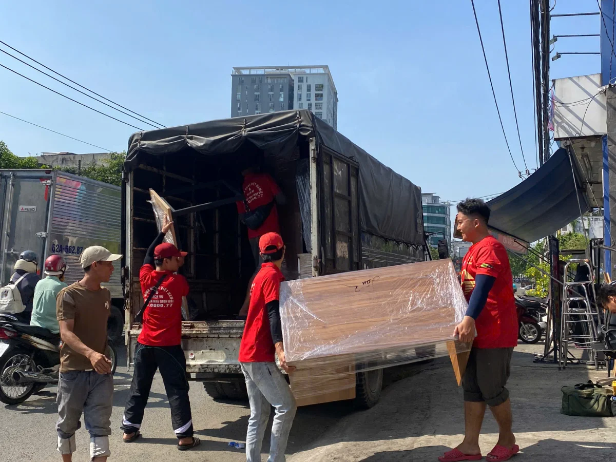 bốc xếp nội thất lên xe tải