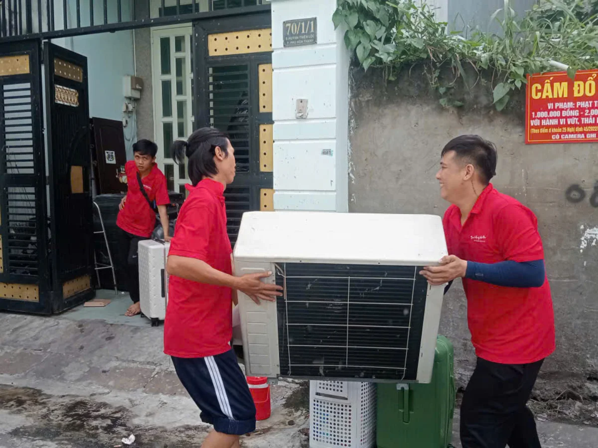 chuyển máy lạnh vào nhà chuẩn bị lắp đặt