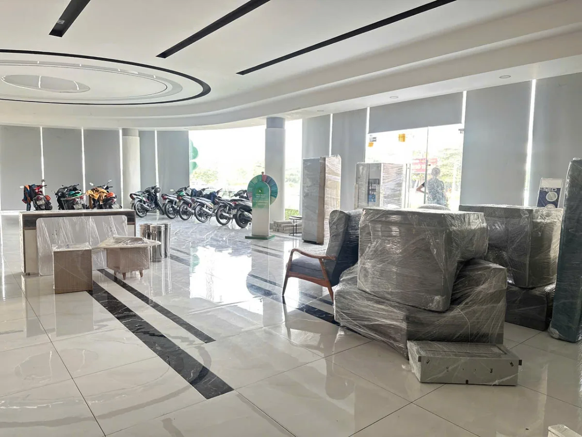 đồ đạc được bọc màng PE cẩn thận