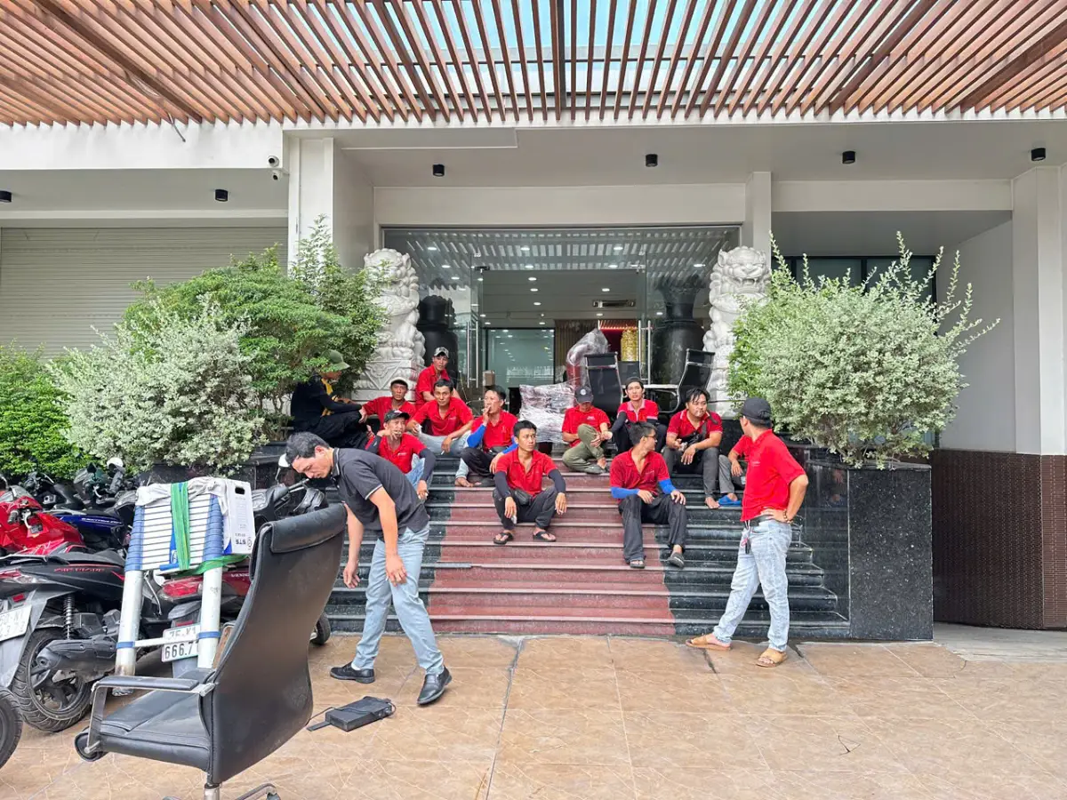 đội ngũ nhân viên VeNhaMoi tại công trình
