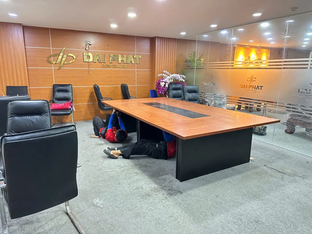 lắp ráp bàn họp tại văn phòng mới