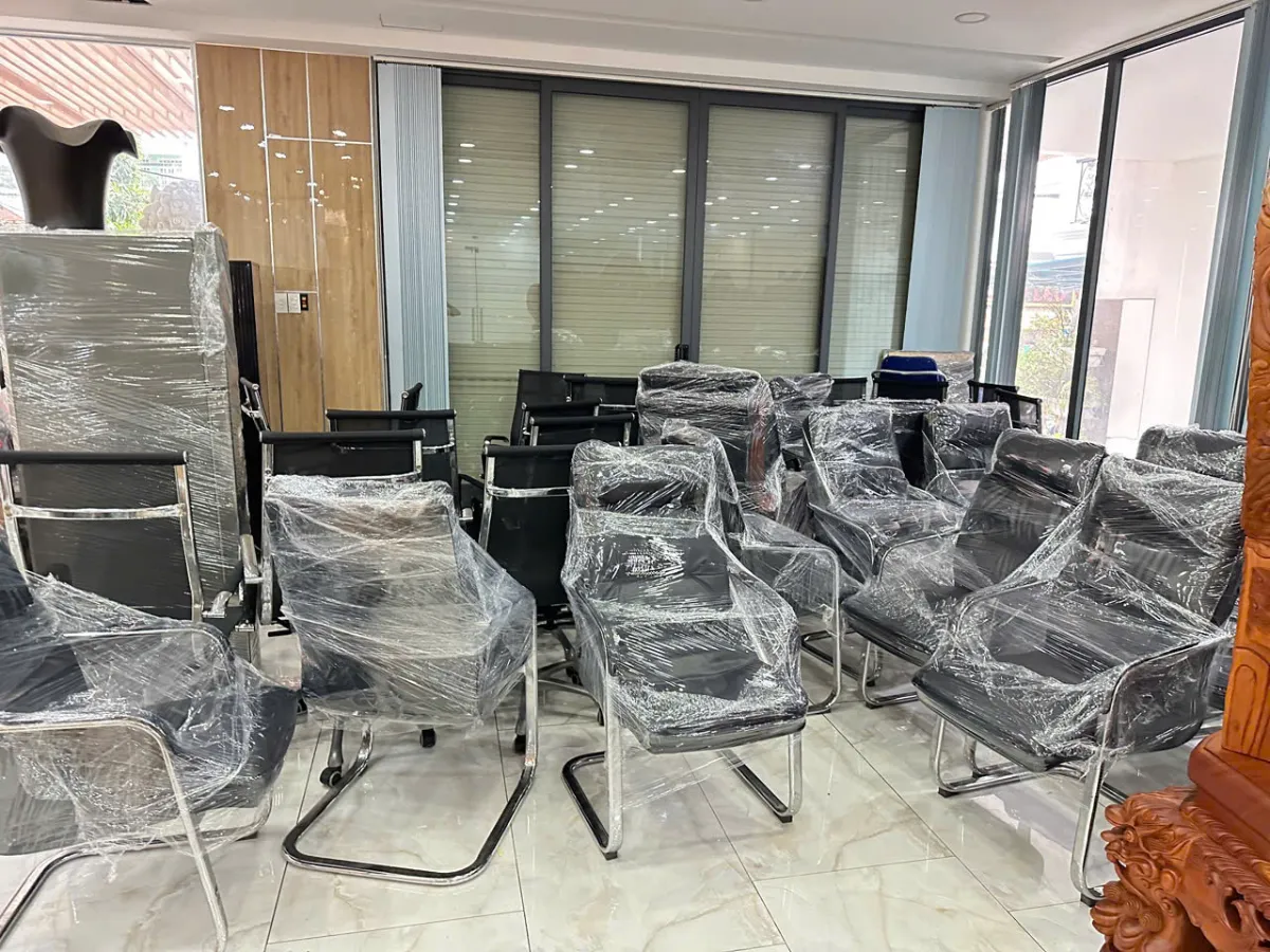 toàn bộ ghế văn phòng được bọc màng PE