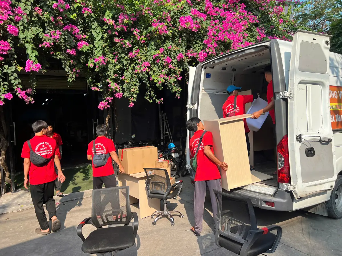 xếp bàn ghế lên xe tải
